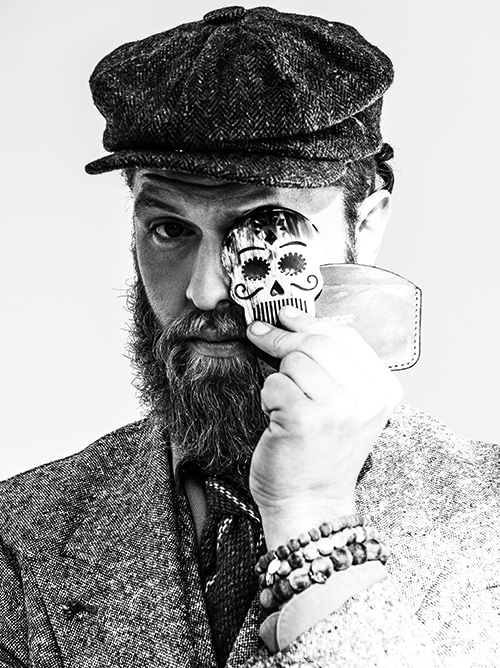 Photo d'un homme qui pose un peigne en corne sur son oeil comme un masque, bijoutier lille.